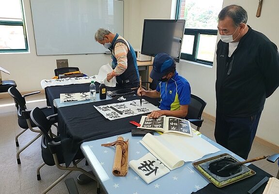 여가지원팀 서예교실 진행