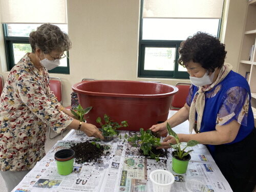 여성장애인교육지원사업 꽃꽂이 프로그램 진행