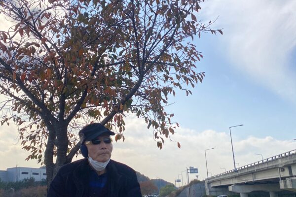 복지관 옆 뚝방길 산책 프로그램 진행