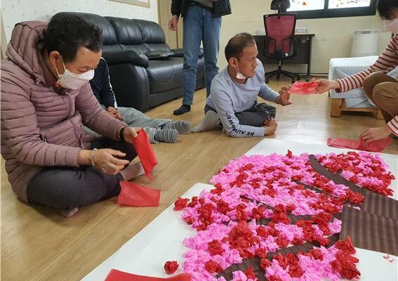 주간보호센터-꽃나무 만들기