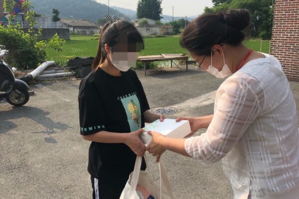 여성청소년 위생용품 전달