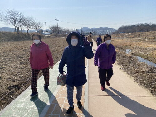 산책 프로그램을 진행하였습니다.