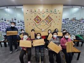 백야자연목재체험장으로 떠나는 결혼이주여성, 노인 및 장애인의 어울림“내며느리, 내 시부모 우리는 한가족”