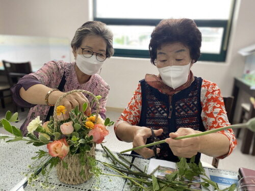 여성장애인교육지원사업 꽃꽂이 프로그램 진행