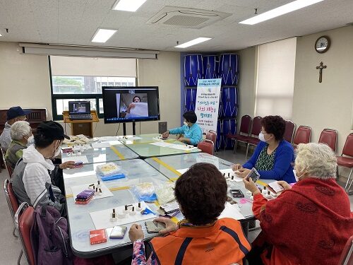 다양한 색의 스템프로 도장찍기!