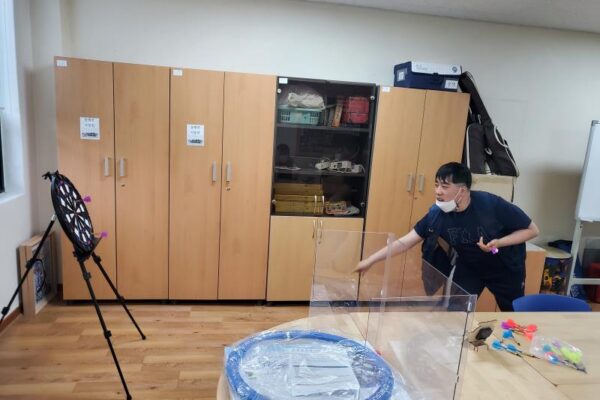 다트 중앙 과녁을 향해 던져라!! 과연 결과는~~~