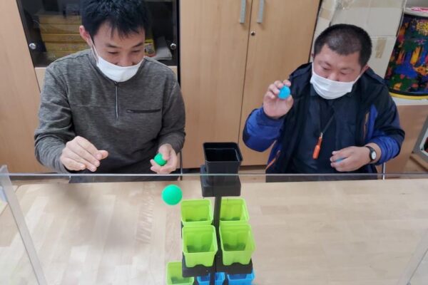 주간보호센터 신체활동 프로그램(핑퐁타워게임) 진행