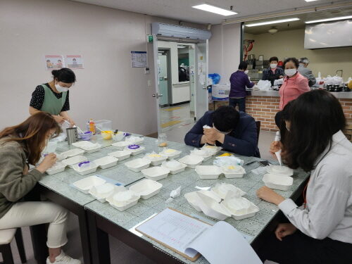 어버이날, 카네이션 모자를 쓰고 방문 인사