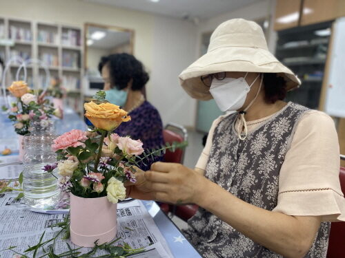 여성장애인교육지원사업 꽃꽂이 프로그램 진행