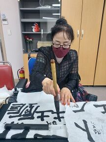서예 프로그램 진행하였습니다.