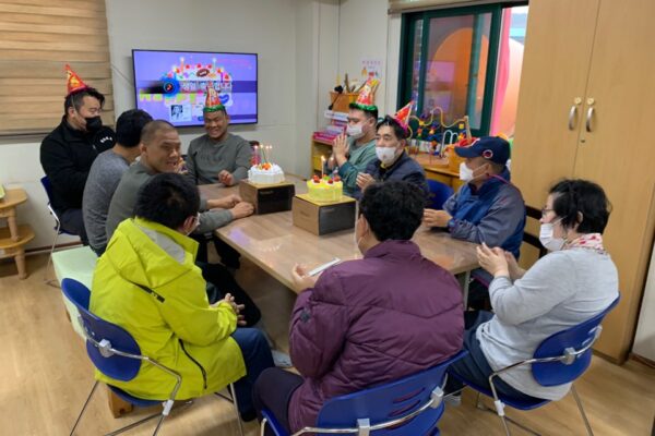 주간보호센터 생일파티 진행