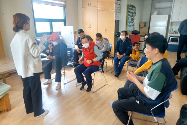 주간보호센터에서 '호흡 훈련을 통한 발성 연습 하기' 프로그램
