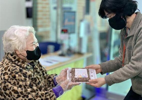 음성군장애인복지관 개관17주년 축하 떡 전달