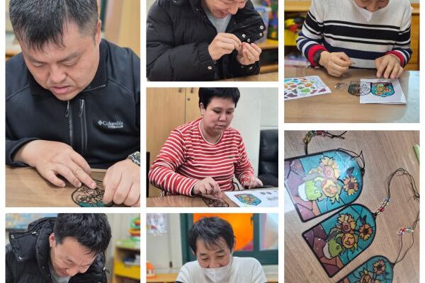 주간보호센터이야기 - 조각 스티커 썬캐쳐 만들기