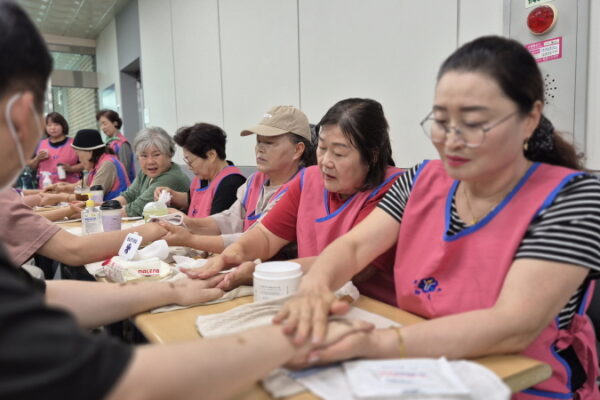 생활개선음성군연합회 손마사지 봉사활동