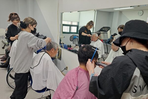 나눔을 실천하는 사랑의 어반제이살롱 미용봉사단