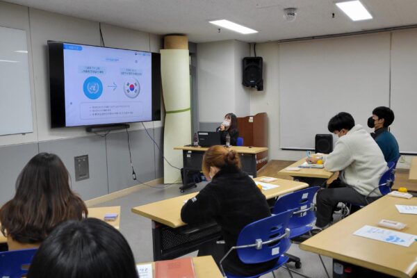 복지관 종사자들을 대상으로 아동학대 및 노인학대 예방 및 신고의무자 교육이 실시되었습니다.