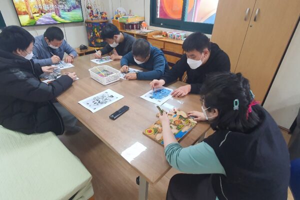 주간보호센터 캐릭터 색칠하기 해봤어요^^