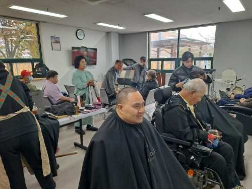 복지관으로 오세요  이미용서비스 봉사자가 있어요~~