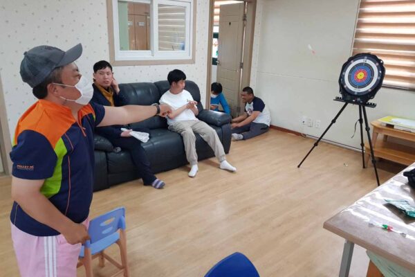 주간보호센터에서 오늘은 신나는 한궁을 했습니다.