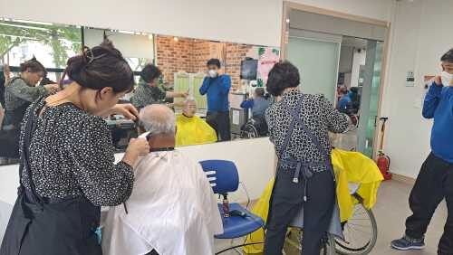 시원한 여름을 보낼 준비~"관내이미용서비스 실시~`"