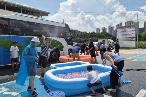 2025년 여름을 쏴라! 시원한 물총 페스티벌 진행