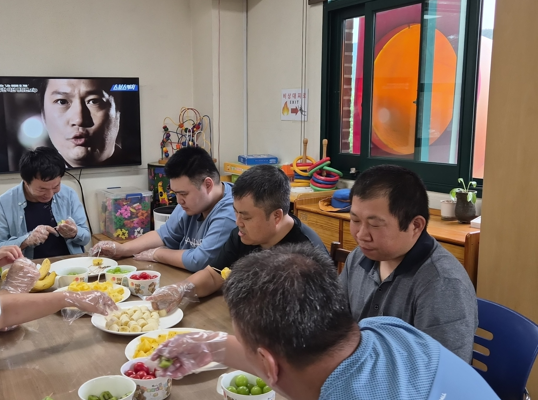 주간보호센터 요리노리 프로그램 - 과일 꼬치 만들기