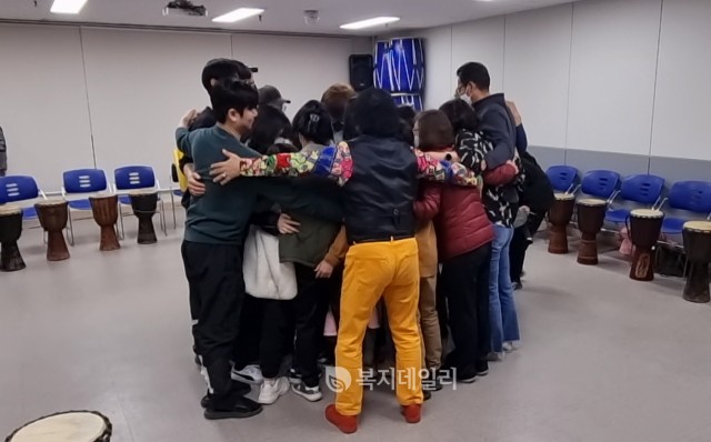 소리로 감싸 안은 큰 위로의 순간 “헬스&웰리스 드럼써클”