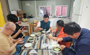 발달장애인지원팀 '따뜻한 밥한끼' 진행